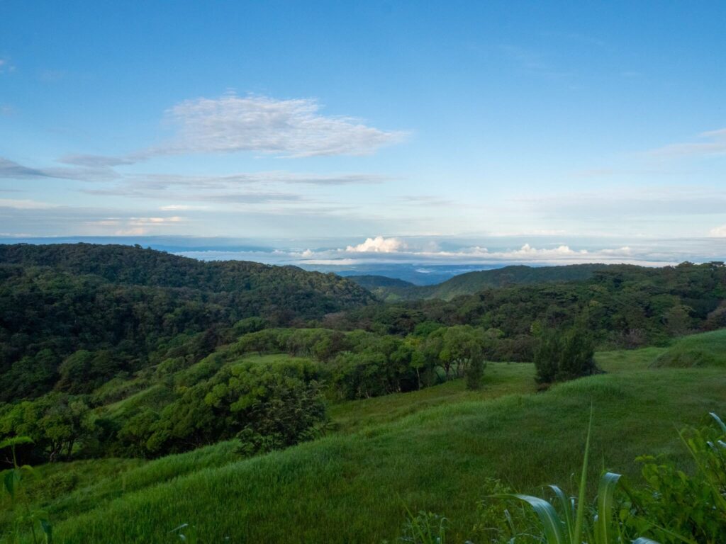 A clear view out to the horizon over the green planes and forest of Monteverde.